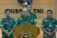 Kepala Pusat Penerangan (Kapuspen) TNI Laksamana Muda (Laksda) Julius Widjojono dalam konferensi pers di Balai Wartawan Puspen TNI Markas Besar TNI, Cilangkap, Jakarta Timur, Minggu (16/4/2023). ANTARA/Tri Meilani Ameliya 