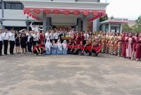 Pimpinan Bank Kalteng Cabang Buntok, Bambang Purwadi dan istri (tengah) bersama seluruh karyawan saat berfoto bersama usai melaksanakan upacara dan perayaan HUT Bank Kalteng ke-62, Jumat (27/10/2023). 
Foto. Alifansyah/1tulah.com
