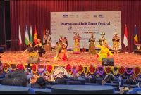 Grup Sanggar Tari Ranu Mareh Kabupaten Barsel sebagai perwakilan Indonesia saat menampilkan tarian nusantara di ajang International Folk Dance Festival, beberapa hari lalu. Foto. Alifansyah/1tulah.com.