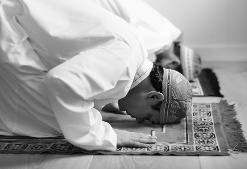Ilustrasi shalat. (foto: freepik)