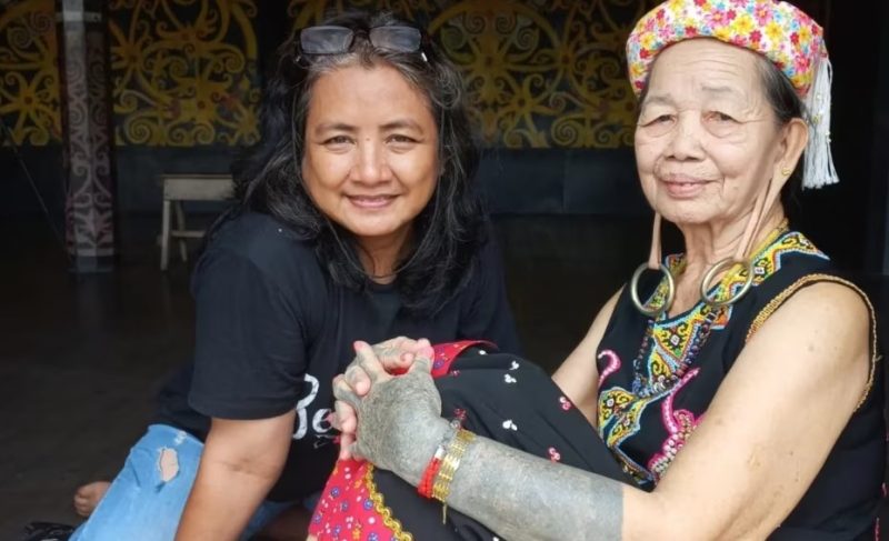 Ati Bachtiar bersama Fronika Kuu’ Buaa’ dari suku Dayak Kayan (foto: courtesy).