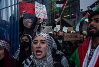 Pendukung Palestina berbaris dengan mengibarkan bendera dan spanduk serta meneriakkan protes akibat perang Israel-Hamas di Timur Tengah, Jumat 13 Oktober 2023, di New York. (Foto: AP)