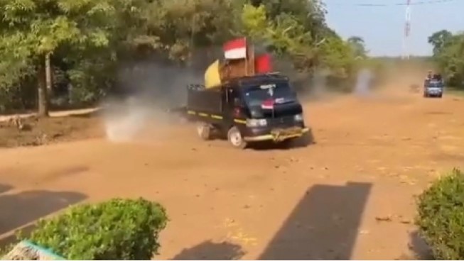 Sebuah mobil menjadi sasaran tembakan gas air mata polisi saat demo ricuh di Desa Bangkal, Kabupaten Seruyan, Kalteng. (tangkapan layar/ist)
