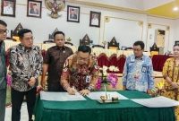 
Pj Bupati Bartim Indra Gunawan saat melakukan penandatangan Kebijakan Umum Anggaran (KUA) dan Prioritas Plafon Anggaran Sementara (PPAS) Tahun Anggaran (TA) 2024, diruang rapat DPRD Bartim, Kamis (26/10/2023). Foto : 1tulah.com/zakirin

