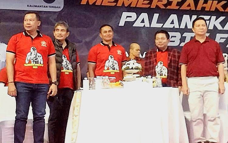 Ketua DPRD Kalteng, Wiyatno (dua dari kanan) ketika menghadiri event Boxing Big Figh yang digelar dalam rangka menyemarakakkan HUT TNI ke 78, baru-baru ini.Foto:Istimewa