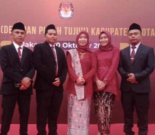 Lima komisioner KPU Barito Utara periode 2023-2028 usai pelantikan di Jakarta, Senin (30/10/2023) 