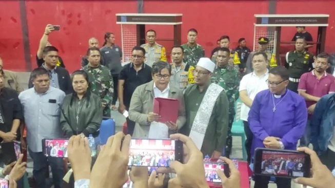 Perwakilan dua kelompok di Kota Bitung, Sulut yang terlibat bentrok pada Sabtu (25/11/2023) menyatakan perdamaian di GOR Duasudara. [Berita Manado] 