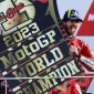 Pembalap Ducati Italia Francesco Bagnaia merayakan di podium setelah memenangkan Grand Prix MotoGP Valencia. Sumber foto : suara.com
