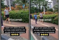 Jelang konser di GBK, Chris Martin jalan kaki sambil nyeker di sekitaran Jakarta. Sumber foto : suara.com