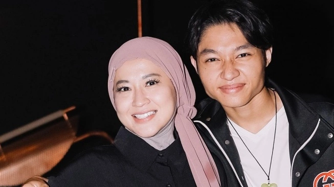 Okie Agustina bersama putranya, Kiesha Alvaro. Sumber foto : suara.com