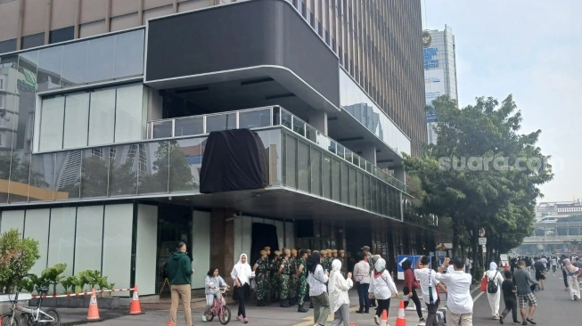 Logo McDonalds Thamrin ditutupi kain hitam. (foto: suara.com)