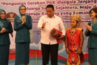 Pengukuhan Bunda Forum Anak Daerah dan Rapat Konsultasi TP-PKK Kabupaten/Kota se-Kalteng di Hotel Swiss Bell, Palangka Raya, Rabu (1/11/2023). Foto:Delia/1tulah.com