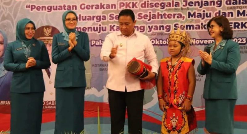 Pengukuhan Bunda Forum Anak Daerah dan Rapat Konsultasi TP-PKK Kabupaten/Kota se-Kalteng di Hotel Swiss Bell, Palangka Raya, Rabu (1/11/2023). Foto:Delia/1tulah.com