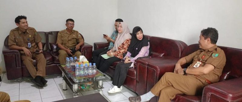 Tim Diskominfosantik Bartim saat berbincang bersama Diskominfosantik Provinsi Kalteng.Foto : 1tulah.com/zakirin