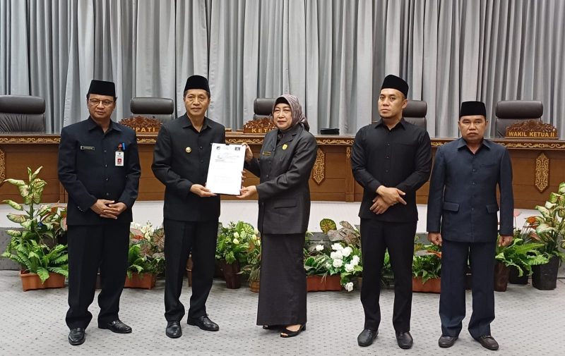 Pj. Bupati Barito Utara Drs. Muhlis menerima penyampaian pemandangan umum fraksi-fraksi di DPRD Barito Utara, Senin (6/11/2023). Foto:Delia/1tulah.com