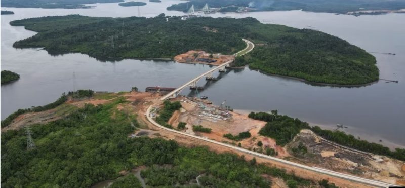 Pembangunan jembatan Pulau Balang Besar yang akan terhubung dengan Ibu Kota Negara Nusantara (IKN) di Sepaku, provinsi Kalimantan Timur, Indonesia, 7 Maret 2023. (REUTERS/Willy Kurniawan)
