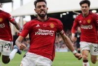 Kapten Manchester United, Bruno Fernandes (tengah) merayakan gol ke gawang Fulham pada laga Liga Inggris di Craven Cottage, London, Sabtu (4/11) malam WIB. [ADRIAN DENNIS / AFP]