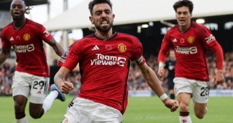 Kapten Manchester United, Bruno Fernandes (tengah) merayakan gol ke gawang Fulham pada laga Liga Inggris di Craven Cottage, London, Sabtu (4/11) malam WIB. [ADRIAN DENNIS / AFP]