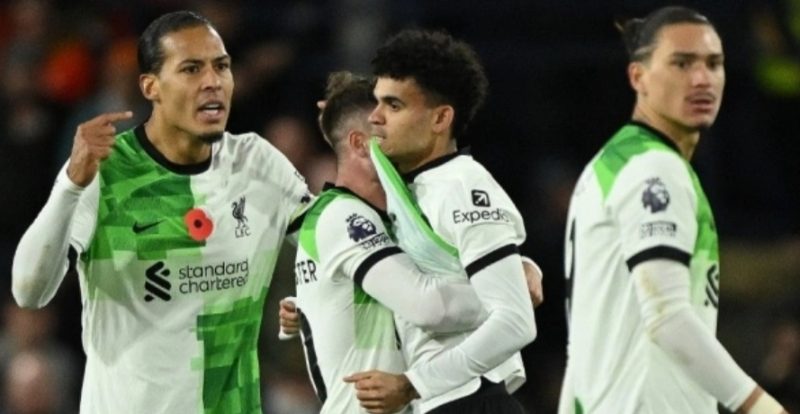 Gelandang Liverpool asal Kolombia, Luis Diaz (kedua dari kanan) melakukan selebrasi setelah mencetak gol penyama kedudukan pada pertandingan pekan ke-11 Liga Inggris antara Luton Town vs Liverpool di Kenilworth Road di Luton, utara London pada 5 November 2023. JUSTIN TALLIS / AFP.