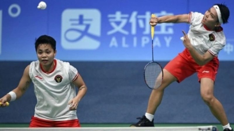 Apriyani Rahayu (kiri) dan Siti Fadia Silva Ramadhanti (kanan) mengembalikan kok ke arah lawan Chen Qingchen dan Jia Yifan dalam perempatfinal beregu Asian Games 2022 di Binjiang Gymnasium, Hangzhou, China, Jumat (29/9/2023). ANTARA FOTO/M Risyal Hidayat/rwa/am.