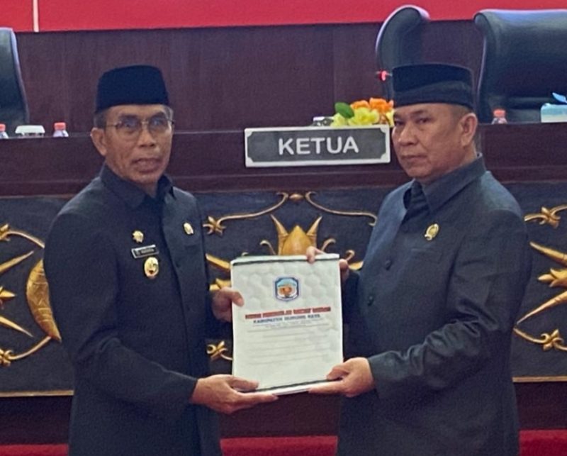 Pj Bupati Mura Hermon saat menyerahkan dua buah Raperda tahun 2023 kepada DPRD, Senin (6/11/2023). (foto :1tulah.com)