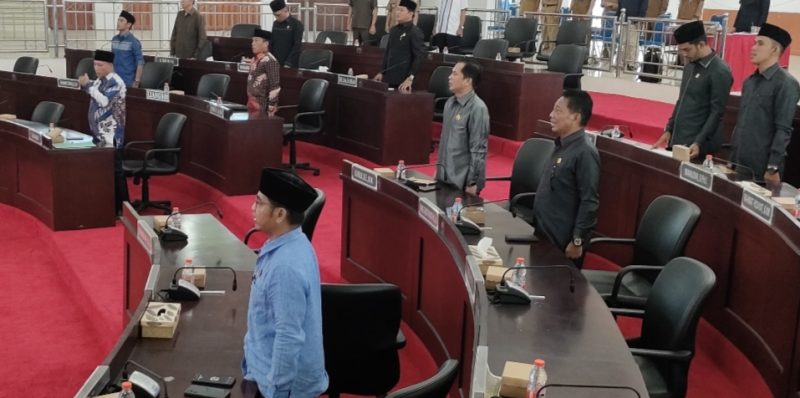 DPRD sampaikan Pemandangan Umum Fraksi terkait dua raperda, Selasa (7/11/2023). (Foto :1tulah.com)