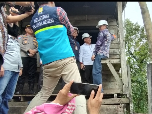 Penyalaan perdana listrik desa di desa Sungai Bakanon Kecamatan Permata Intan, Kamis (9/11/2023) . (Foto :1tulah.xom)
