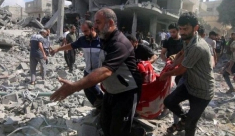 Sejumlah warga mengangkut para korban dari sebuah gedung yang hancur akibat serangan Israel di Kota Rafah di Jalur Gaza bagian selatan, Selasa (17/10/2023). (ANTARA/Xinhua/Khaled Omar/tm/am.)