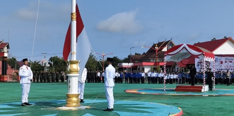 Pj Bupati Mura Hermon saat memimpin apel hari pahlawan di halaman kantor Pemkab setempat, Jumat (10/11/2023). (Foto :1tulah.com)