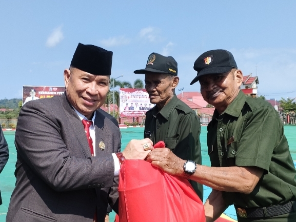 ketua DPRD Mura Doni menyerahkan bingkisan kepada veteran. (1tulah.com)