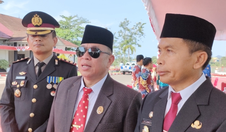 Ketua DPRD Mura Doni (tengah)