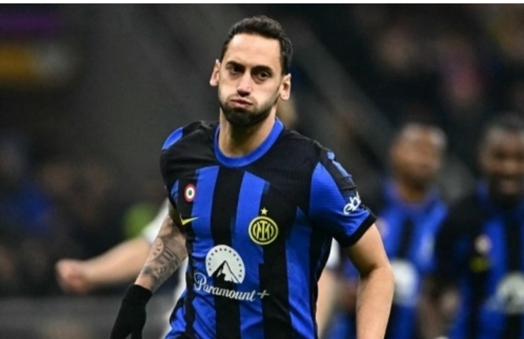 Gelandang Inter Milan, Hakan Calhanoglu melakukan selebrasi setelah mencetak gol kedua timnya lewat titik putih selama pertandingan pekan ke-12 Liga Italia 2023-2024 antara Inter Milan vs Frosinone di Stadion San Siro, di Milan pada 12 November 2023. GABRIEL BOUYS / AFP.