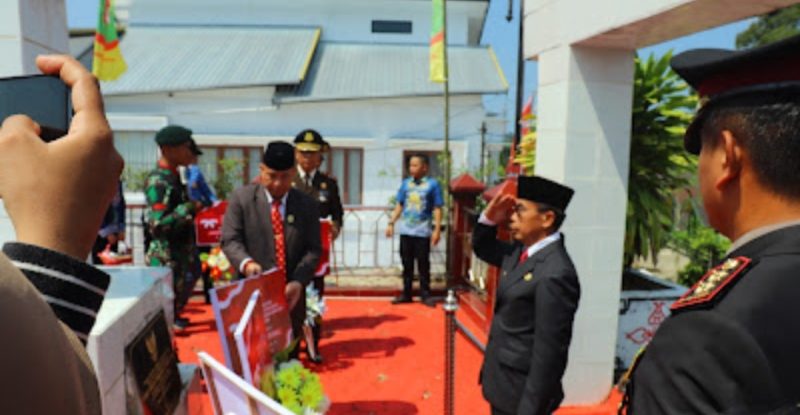 Pj Bupati Mura Hermon dalam upacara ziarah di TMP Puruk Cahu, Jumat (1/11/2023). (foto :1tulah.com)