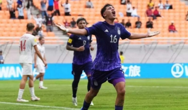 Duel Argentina U-17 menghadapi Polandia U-17 dalam matchday terakhir Grup D Piala Dunia U-17 2023 di Jakarta International Stadium (JIS), Jumat (17/11/2023). [Dok. FIFA]