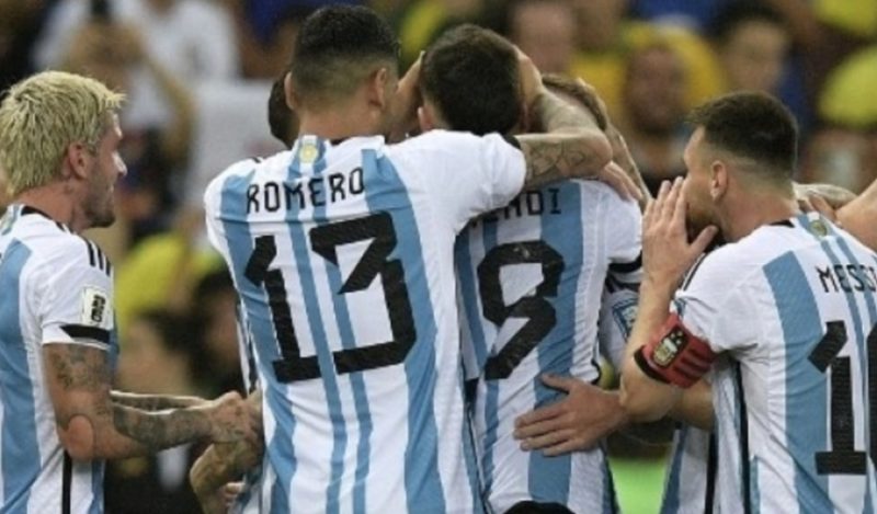 Para pemain Argentina merayakan gol Nicolas Otamendi (tengah) pada pertandingan sepak bola kualifikasi Amerika Selatan Piala Dunia FIFA 2026 antara Brasil dan Argentina di Stadion Maracana di Rio de Janeiro, Brasil, pada 21 November 2023. CARL DE SOUZA / AFP