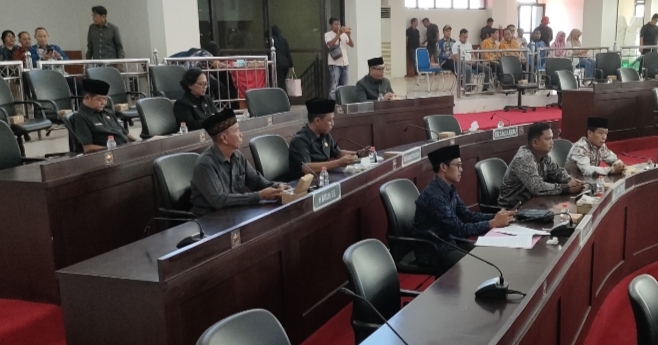 Anggota DPRD Mura saat mengikuti rapat paripurna. (Foto :1tulah.com)