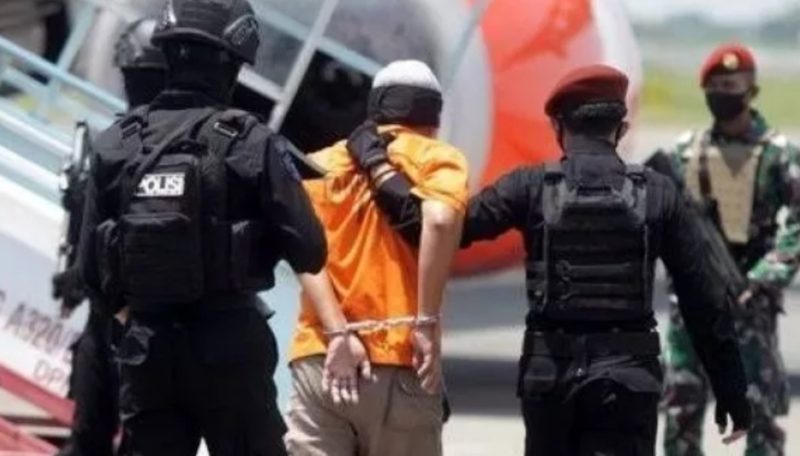 Ilustrasi Densus 88 Antiteror Polri menangkap tersangka terduga teroris. [Digtara.com]