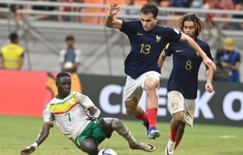 Pesepak bola Timnas Senegal Yaya Dieme (kiri) berusaha merebut bola dari pemain Timnas Prancis Aymen Sadi (13) disaksikan Saimon Bouabre (8) dalam laga 16 besar Piala Dunia U-17 di Jakarta International Stadium, Jakarta, Rabu (22/11/2023). ANTARA FOTO/Akbar Nugroho Gumay/foc.