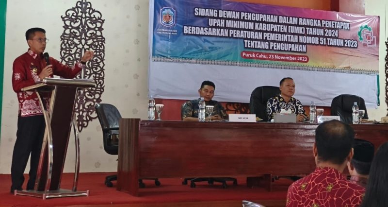 Pj Bupati Mura Hermon dalam kegiatan sidang pengupahan, Kamis (23/11/2023)