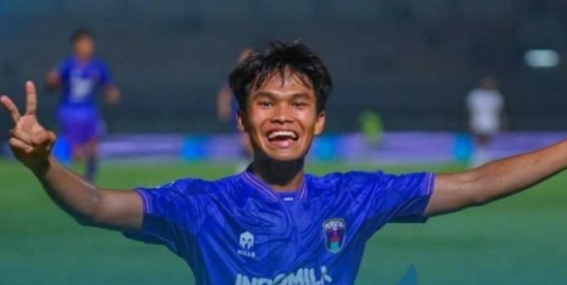 Pemain Persita Tangerang, Rifki Dwi Septiawan melakukan selebrasi usai mencetak gol pertama timnya saat menghadapi RANS Nusantara FC dalam laga pekan ke-20 BRI Liga 1 2023-2024 di Stadion Indomilk Arena, Tangerang, Kamis (23/11/2023). [Dok. Instagram/@Liga1Match]
