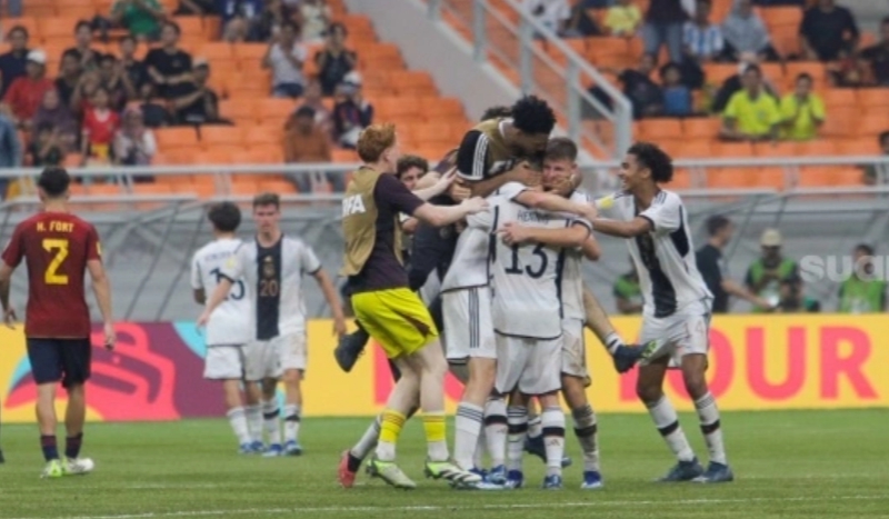 Pemain Timnas Jerman U-17 berselebrasi usai berhasil mengalahkan Timnas Spanyol U-17 pada pertandingan babak Perempat Final Piala Dunia U-17 2023 di Jakarta International Stadium (JIS), Jakarta, Jumat (24/11/2023). [Suara.com/Alfian Winanto]
