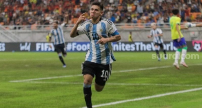 Pesepak bola Timnas Argentina U-17 Claudio Echeverri berselebrasi usai mencetak gol ke gawang Timnas Brasil U-17 pada pertandingan babak Perempat Final Piala Dunia U-17 2023 di Jakarta International Stadium (JIS), Jakarta, Jumat (24/11/2023). [Suara.com/Alfian Winanto]