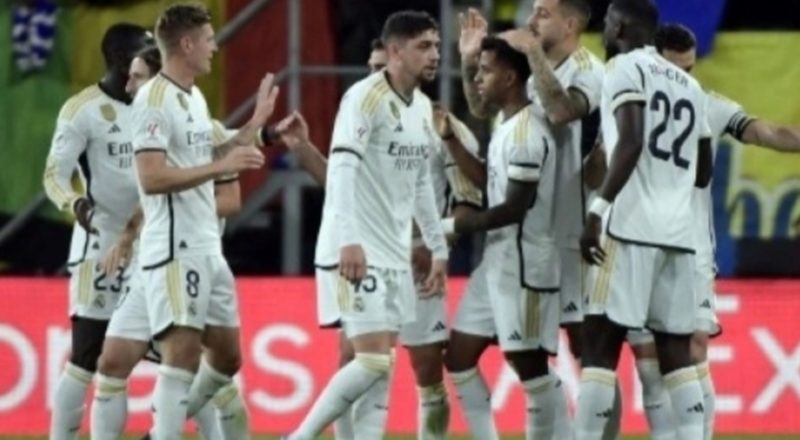 Para pemain Real Madrid merayakan gol Rodrygo (ketiga kanan) saat menghadapi Cadiz CF dalam lanjutan Liga Spanyol di Nuevo Mirandilla stadium di Cadiz, 26 November 2023. CRISTINA QUICLER / AFP