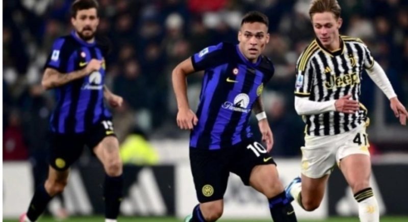 Penyerang Inter Milan Lautaro Martinez (tengah) dan gelandang Juventus Hans Nicolussi Caviglia (kanan) berduel memperebutkan bola pada pertandingan Liga Italia yang dimainkan di Stadion Allianz di Turin, Minggu (26/11/2023). (ANTARA/AFP/MARCO BERTORELLO)