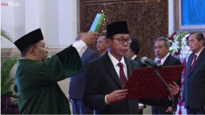 Nawawi Pomolango mengucap sumpah sebagai Ketua Sementara Komisi Pemberantasan Korupsi (KPK) di depan Presiden Joko Widodo atau Jokowi di Istana Negara, Jakarta, Senin (27/11/2023). (Tangkap Layar YouTube Sekretariat Presiden)