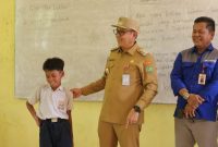 Pj Bupati Bartim Indra Gunawan saat berdialog dengan Siwa SMP 1 Atap Dusun Tengah. Foto : 1tulah.com/zakirin