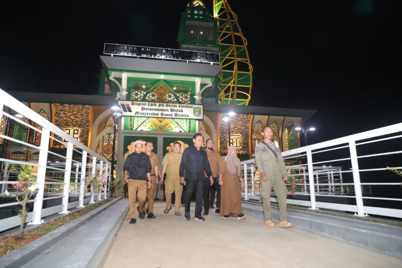 Bupati Tanah Bumbu, Zairullah Azhar saat meninjau pembangunan Mesjid  Apung Ziyadatul Abrar. sumber foto : Media Center Tanah Bumbu