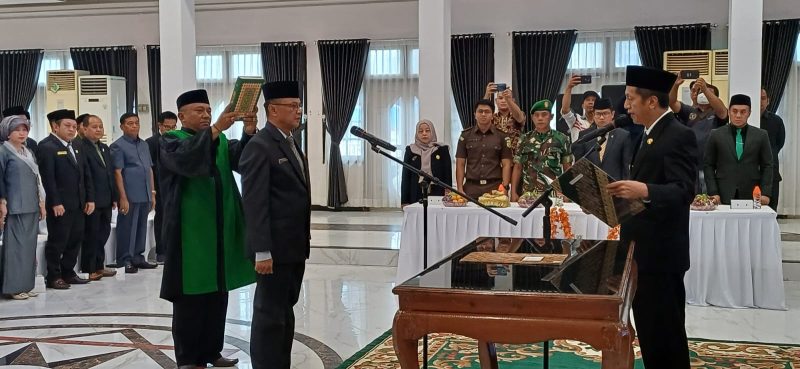 Drs Jufriansyah resmi selaku Pj (penjabat) Sekretaris Daerah (Skeda) Barito Utara. Pengambilan sumpah jabatan langsung dilakukan oleh Pj Bupati Drs Muhlis.Foto.Delia/1tulah.com