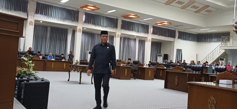 Juru bicara Fraksi PDI Perjuangan, Karianto Saman saat memberikan tanggapan akhir fraksi mereka terhadap RAPBD Barito Utara tahun 2024, Jumat (24/11/2023).Foto.Delia/1tulah.com