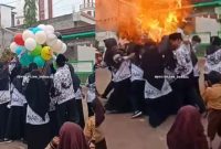 Balon helium meledak. (foto: @peristiwa_bekasi)